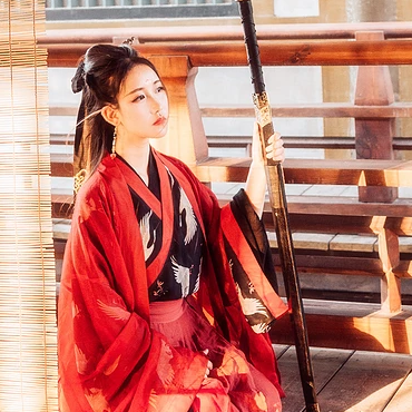 江湖帶兵器紅衣女生頭像，唯美古風真人頭像
