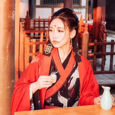 江湖帶兵器紅衣女生頭像，唯美古風真人頭像