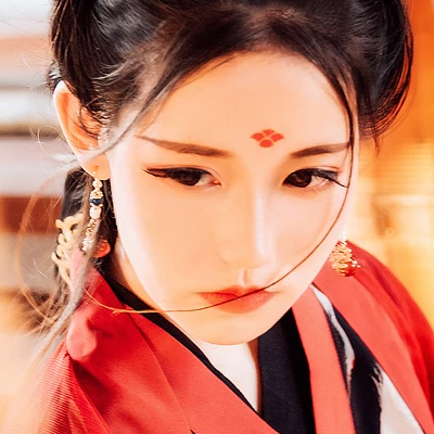 江湖帶兵器紅衣女生頭像，唯美古風真人頭像