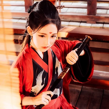 江湖帶兵器紅衣女生頭像，唯美古風真人頭像