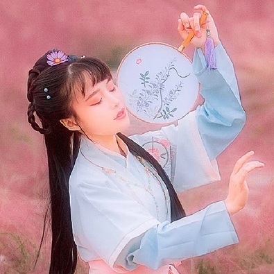 粉色帶團扇女生頭像，唯美古風真人頭像