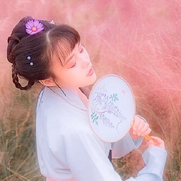 粉色帶團扇女生頭像，唯美古風真人頭像