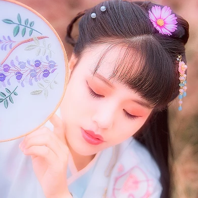 粉色帶團扇女生頭像，唯美古風真人頭像