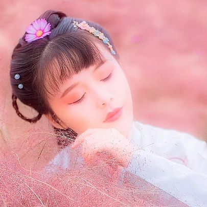 粉色帶團扇女生頭像，唯美古風真人頭像