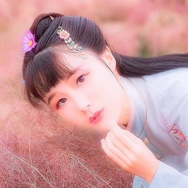 粉色帶團扇女生頭像，唯美古風真人頭像