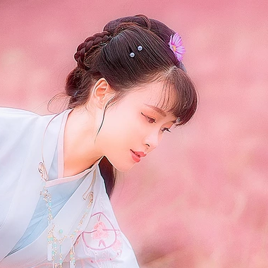 粉色帶團扇女生頭像，唯美古風真人頭像