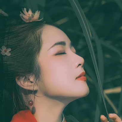 文藝紅衣帶傘女生頭像，唯美古風真人頭像