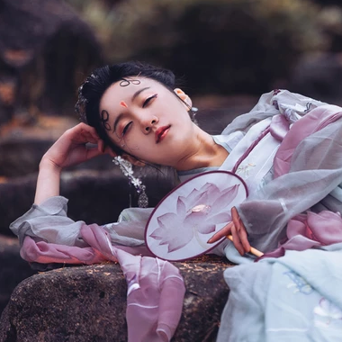 淡紫嬌艷帶團扇女生頭像，唯美古風真人頭像