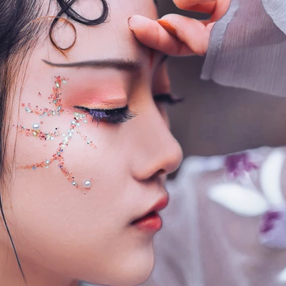 淡紫嬌艷帶團扇女生頭像，唯美古風真人頭像