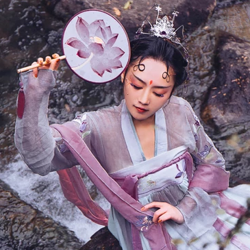淡紫嬌艷帶團扇女生頭像，唯美古風真人頭像