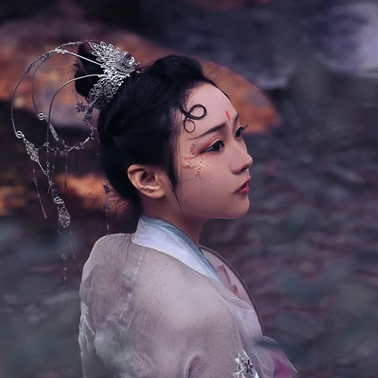 淡紫嬌艷帶團扇女生頭像，唯美古風真人頭像