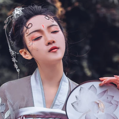 淡紫嬌艷帶團扇女生頭像，唯美古風真人頭像