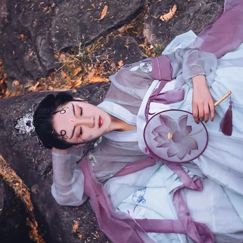 淡紫嬌艷帶團扇女生頭像，唯美古風真人頭像