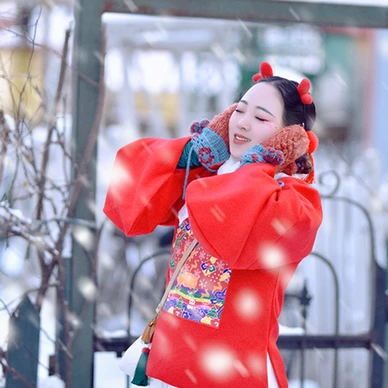 雪景俏皮可愛女生頭像，唯美古風真人頭像