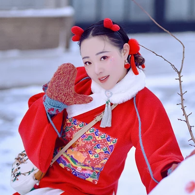 雪景俏皮可愛女生頭像，唯美古風真人頭像