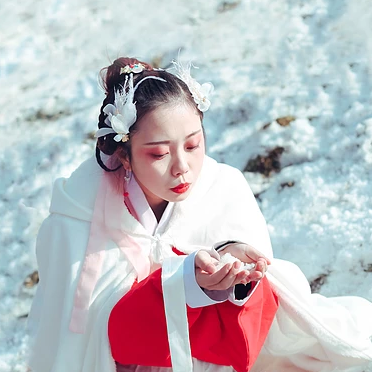雪花飄落白披風女生頭像，唯美古風真人頭像