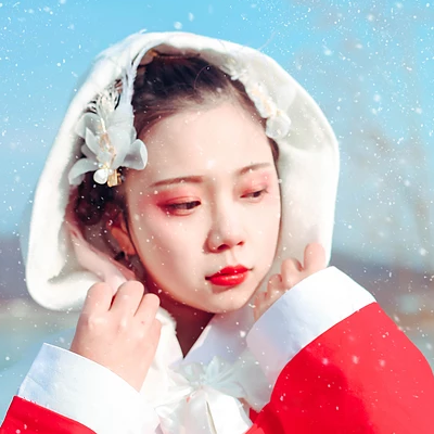 雪花飄落白披風女生頭像，唯美古風真人頭像