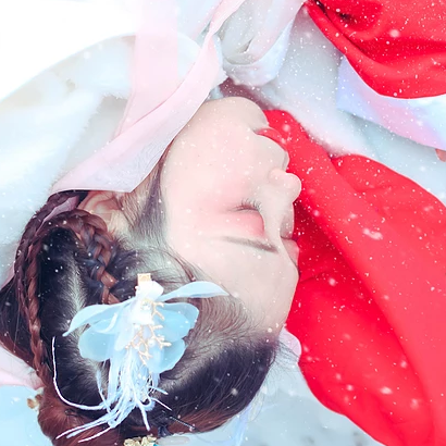 雪花飄落白披風女生頭像，唯美古風真人頭像
