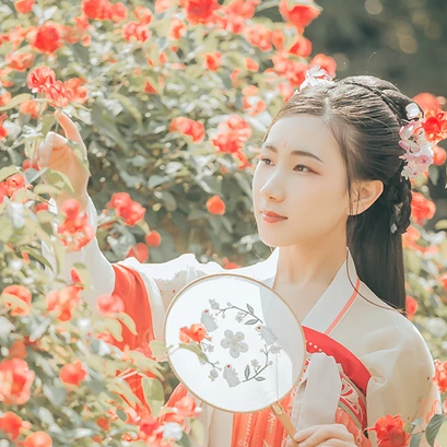 花開帶團扇女生頭像，唯美古風真人頭像