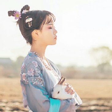 田園里提花籃女生頭像，唯美古風真人頭像