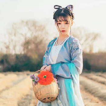 田園里提花籃女生頭像，唯美古風真人頭像