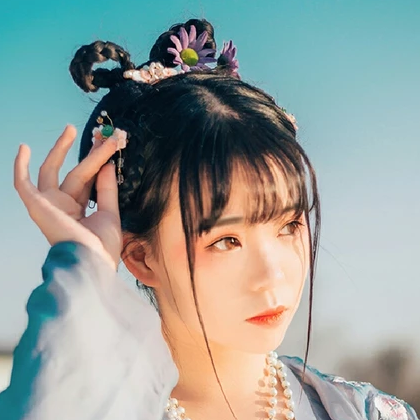 田園里提花籃女生頭像，唯美古風真人頭像