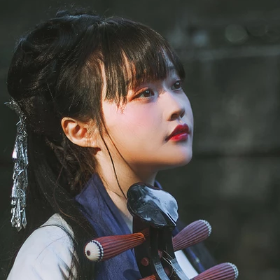 文藝帶樂器女生頭像，唯美古風真人頭像