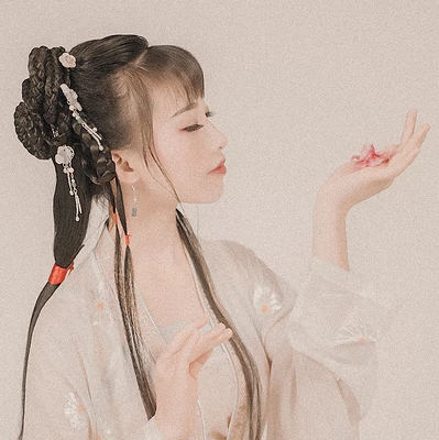 粉色落花拿書女生頭像，唯美古風真人頭像