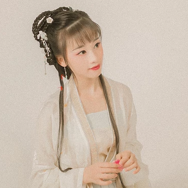 粉色落花拿書女生頭像，唯美古風真人頭像