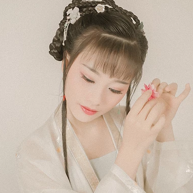 粉色落花拿書女生頭像，唯美古風真人頭像