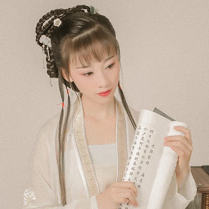 粉色落花拿書女生頭像，唯美古風真人頭像