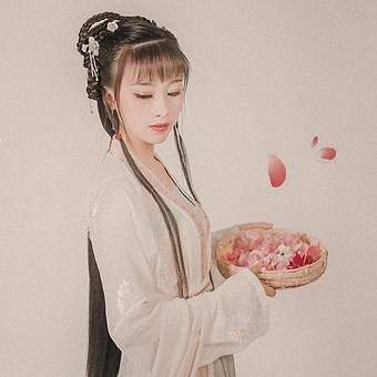粉色落花拿書女生頭像，唯美古風真人頭像