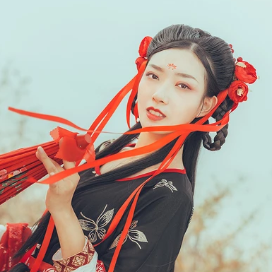 紅妝帶紅傘女生頭像，唯美古風真人頭像