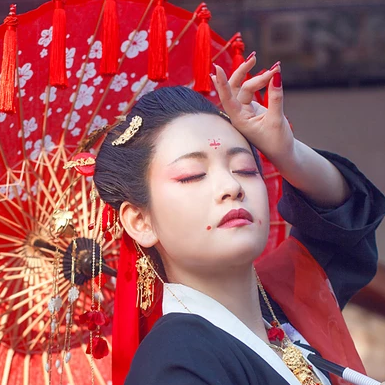 嬌艷紅色帶傘女生頭像，唯美古風真人頭像