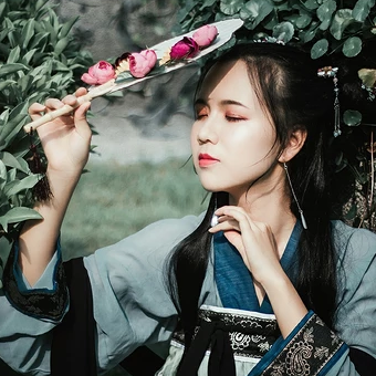 古典淡雅帶團扇頭像，唯美古風真人頭像