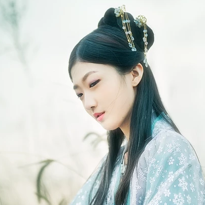 淡藍色文藝女生頭像，唯美古風真人頭像