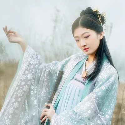 淡藍色文藝女生頭像，唯美古風真人頭像