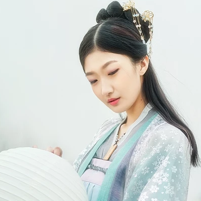 淡藍色文藝女生頭像，唯美古風真人頭像