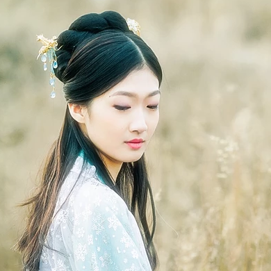淡藍色文藝女生頭像，唯美古風真人頭像