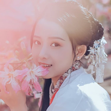 粉色木棉花少女頭像，唯美古風真人頭像