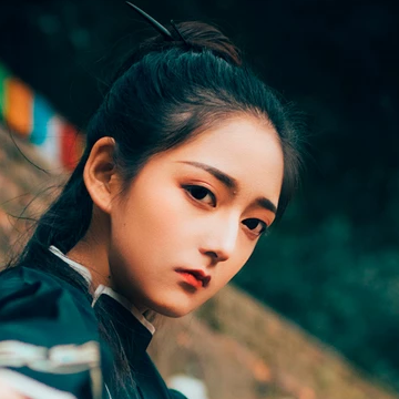 霸氣帶兵器俠客女生頭像，唯美古風真人頭像