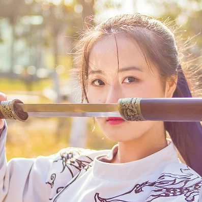 霸氣帶兵器女生頭像，唯美古風真人頭像
