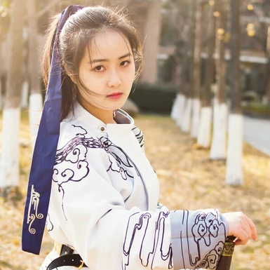 霸氣帶兵器女生頭像，唯美古風真人頭像
