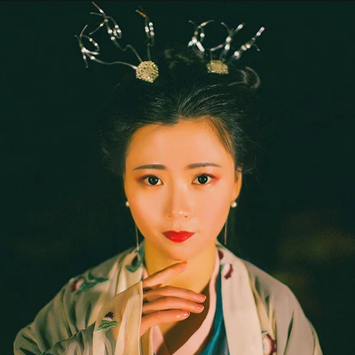 夜晚彈琵琶女生頭像，唯美古風真人頭像