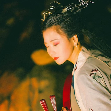 夜晚彈琵琶女生頭像，唯美古風真人頭像