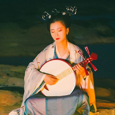 夜晚彈琵琶女生頭像，唯美古風真人頭像