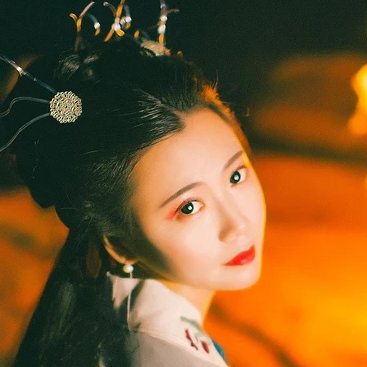 夜晚彈琵琶女生頭像，唯美古風真人頭像