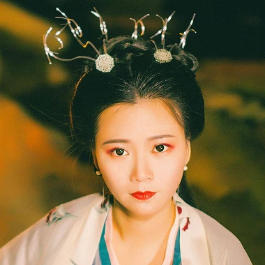 夜晚彈琵琶女生頭像，唯美古風真人頭像