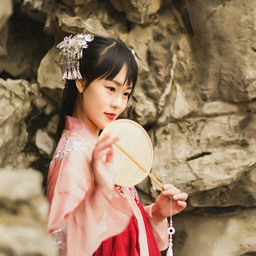 小清新粉衣帶團扇女生頭像，唯美古風真人頭像