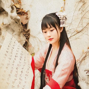 小清新粉衣帶團扇女生頭像，唯美古風真人頭像